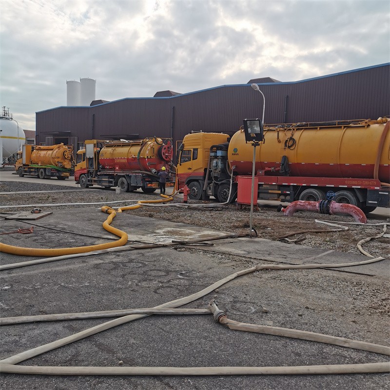 那大镇污水池清理