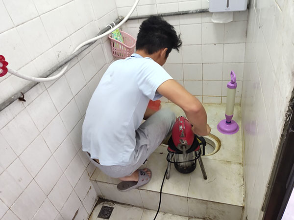 那大镇管道堵塞冒臭气 专业师傅现场解决问题