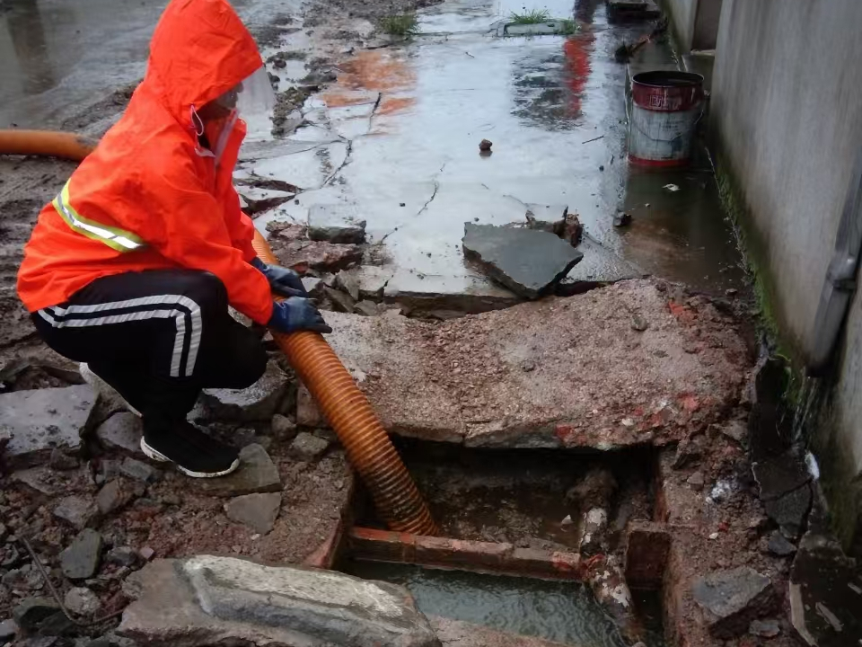 那大镇专业清理污水池 炜誉市政以规范流程守护城市 “肠道”